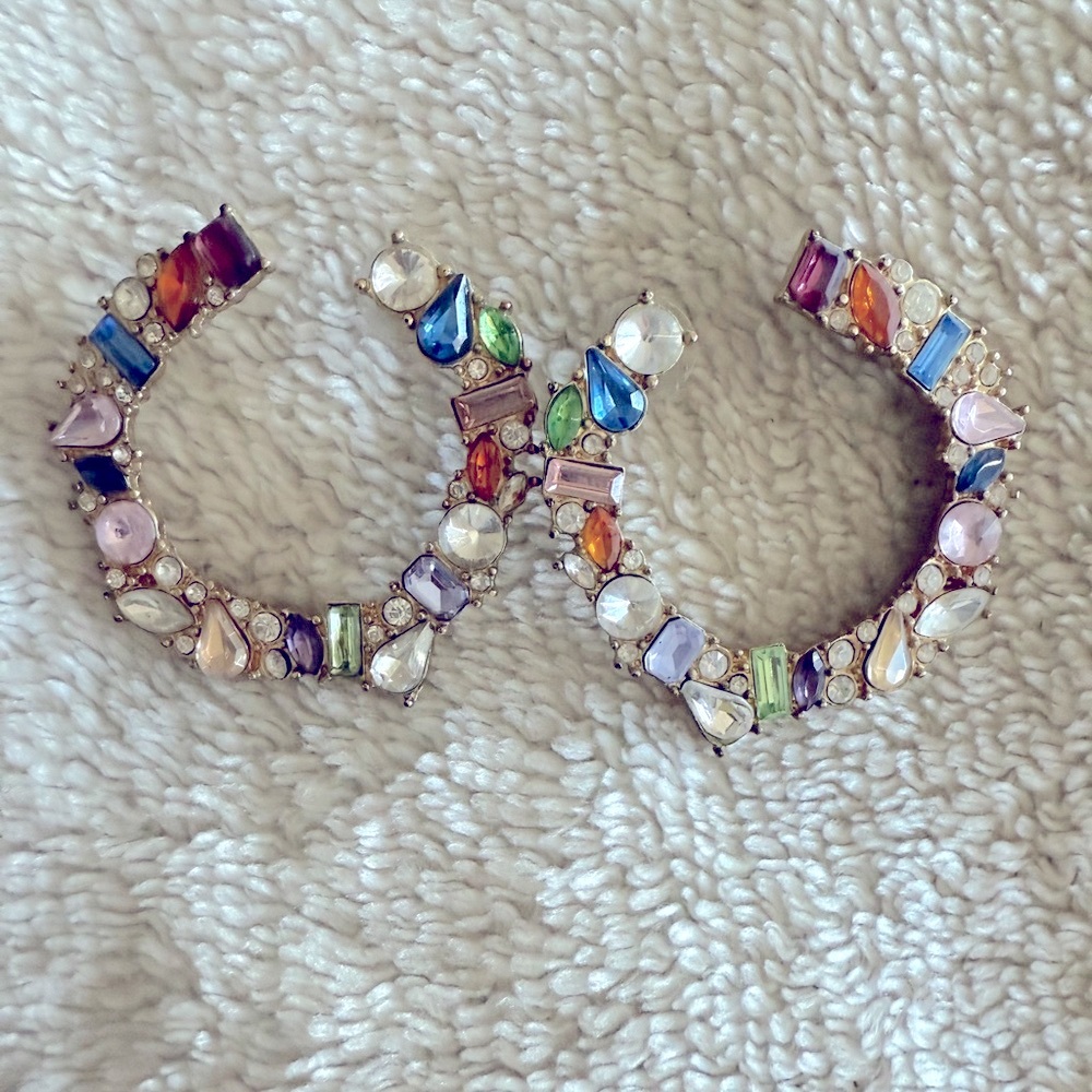 Sassy Jones MEDIUM HOOP EARRINGS WITH MULTICOLOR CRYSTALS